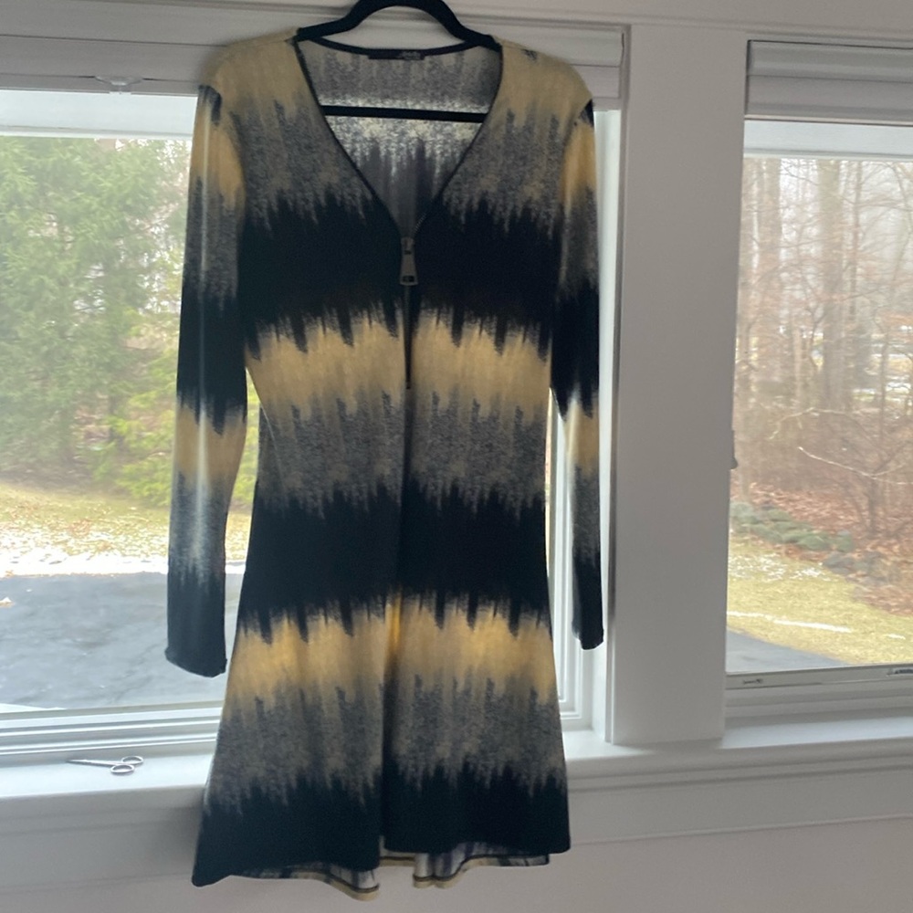Chic/fun dress with long sleeves and zipper.  Mid thigh length.